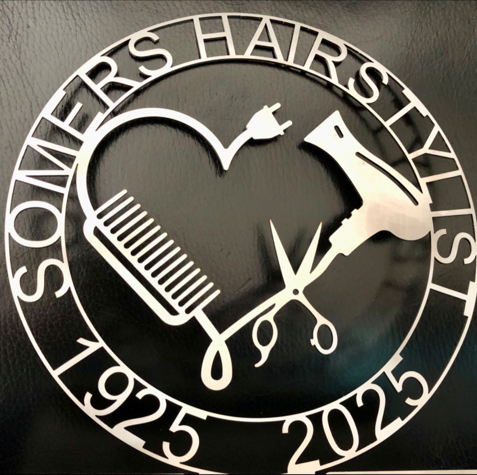 Het ronde salonbord met Somers Hairstylist en de jaartallen 1975 en 2025