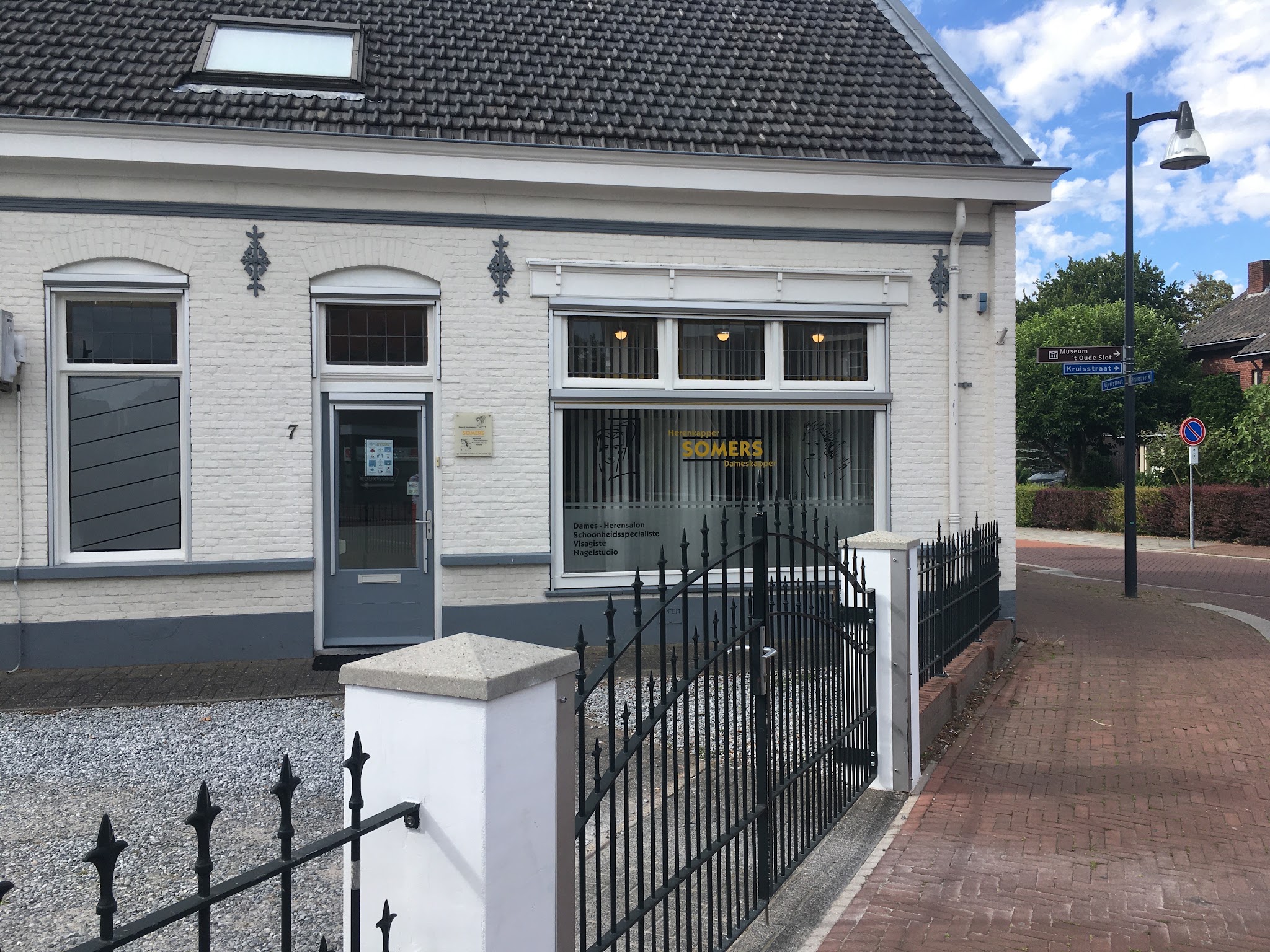 De witte gevel van de salon aan de Kruisstraat in Veldhoven